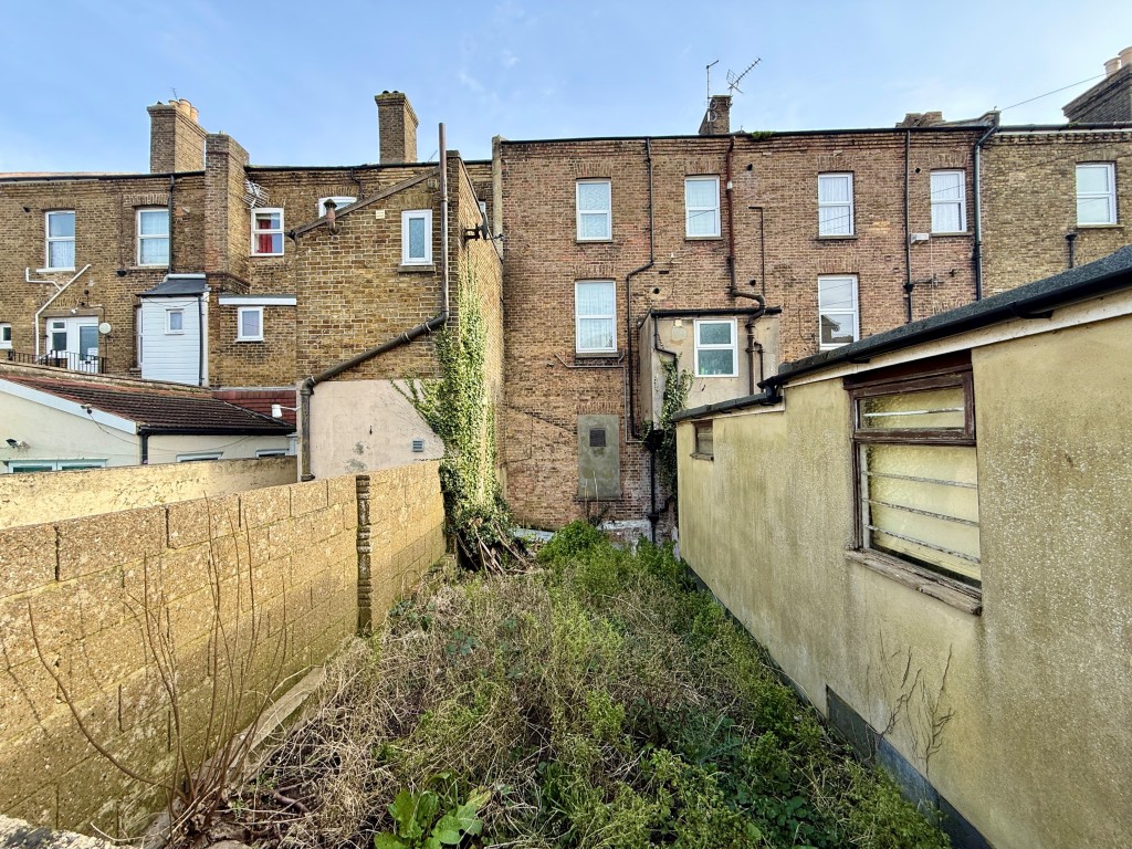 Lot: 30 - MIXED-USE DOUBLE-FRONTED BUILDING - 10 Grange Road - garden